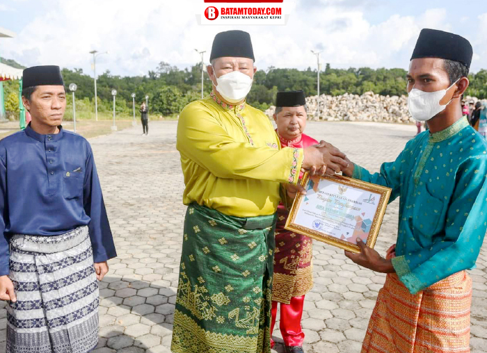 Bupati Kepulauan Anambas saat memberikan penghargaan Kepada Pemenang desain dan logo Hari Jadi Kabupaten Kepulauan Anambas